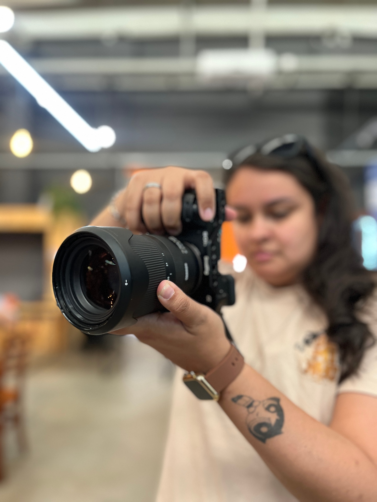 Fotógrafo profissional com câmera em iluminação lilás